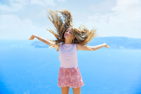 Blond tjej skakar hår på luft vid blå Medelhavet — Stockfoto