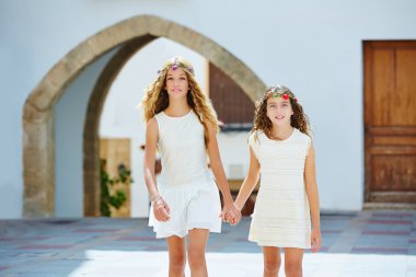 Çocuk kız yürümek el Akdeniz köyde el