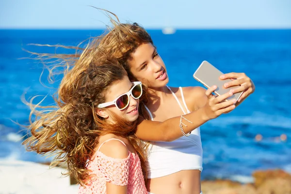 Niño adolescente amigo niñas foto selfie en la playa —  Fotos de Stock