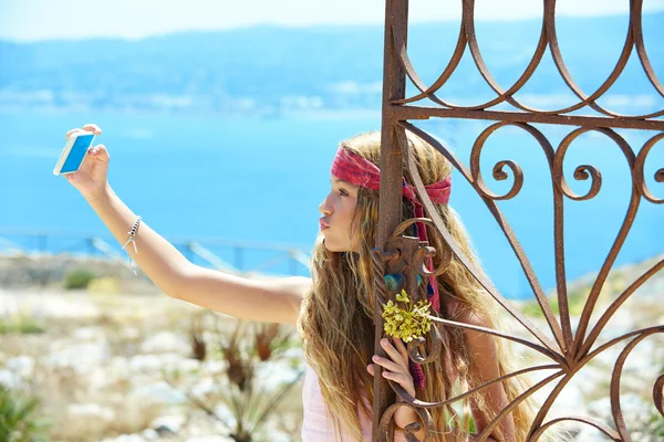 Loira menina selfie foto no Mediterrâneo portão do mar — Fotografia de Stock