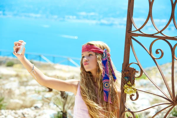 Blond girl selfie photo in mediterranean sea gate — Stock Photo, Image