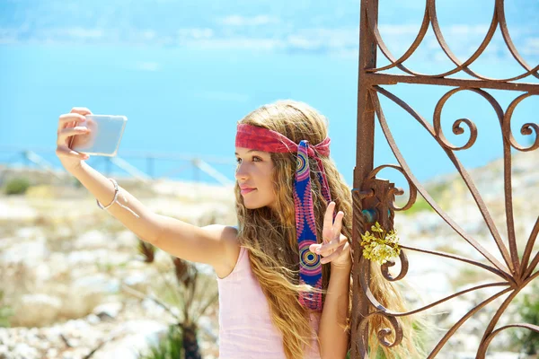 Blond meisje selfie foto in Middellandse Zee poort — Stockfoto