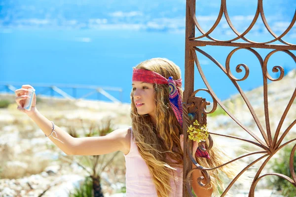 Fille blonde selfie photo dans la porte de la mer Méditerranée — Photo