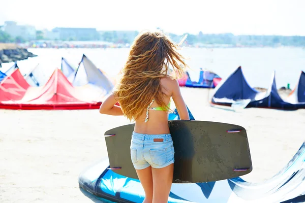 Blond kite surf tiener meisje in zomer strand — Stockfoto