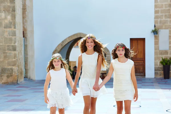 Miúdo meninas andando mão na mão aldeia mediterrânea — Fotografia de Stock