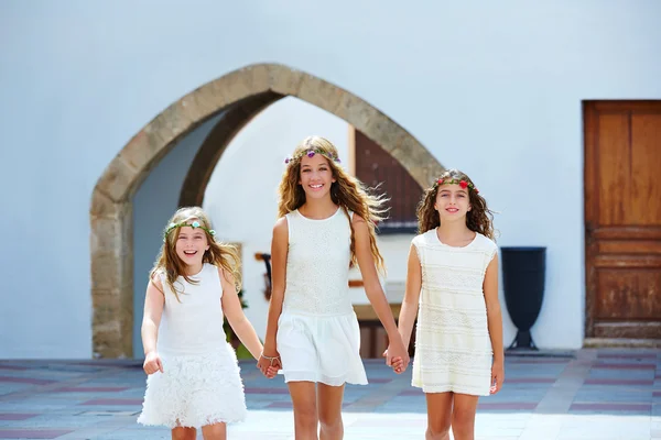 Niñas caminando de la mano pueblo mediterráneo — Foto de Stock