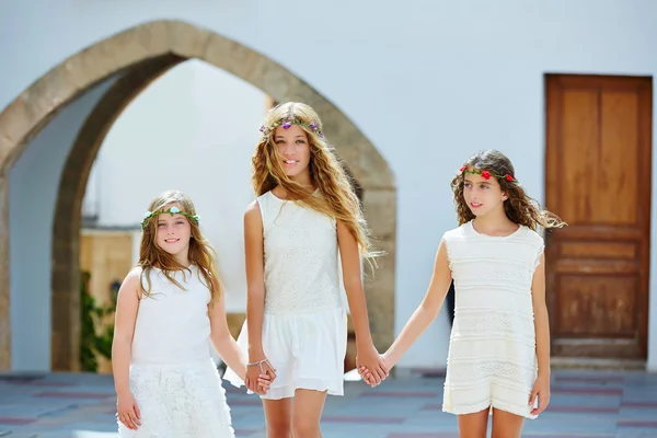 Enfants filles marchant main dans la main village méditerranéen — Photo