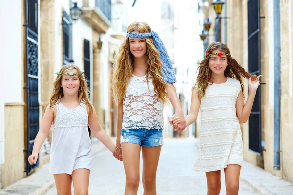 Enfants filles marchant main dans la main ville méditerranéenne — Photo