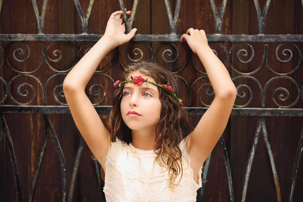 Brunette tourist kid girl in mediterranean old town — Stock Photo, Image