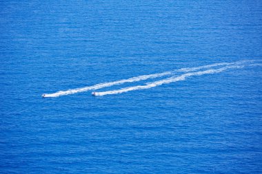 Mavi deniz okyanus watercrafts uyandırma hava ile birlikte