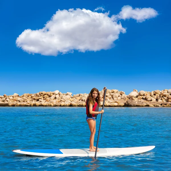 Niña surfista de paddle surf chica con fila en la playa — Foto de Stock