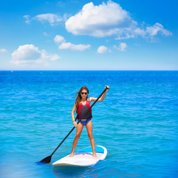 Niña surfista de paddle surf chica con fila en la playa — Foto de Stock