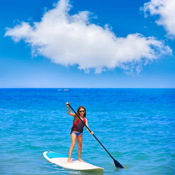 Niña surfista de paddle surf chica con fila en la playa — Foto de Stock