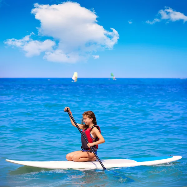 Kid paddla surf surfer girl med rad i stranden — Stockfoto