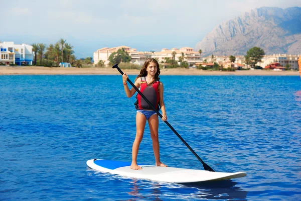 Kid paddle surf surfista menina com linha na praia — Fotografia de Stock