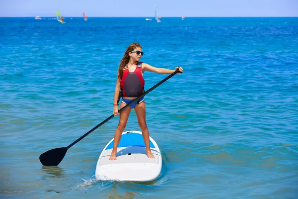 Niña surfista de paddle surf chica con fila en la playa — Foto de Stock