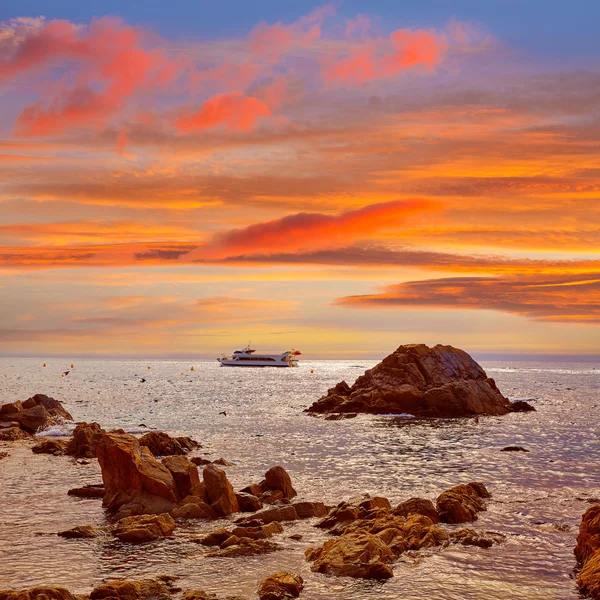 Salida del sol en la playa de Lloret de Mar en Costa Brava — Foto de Stock