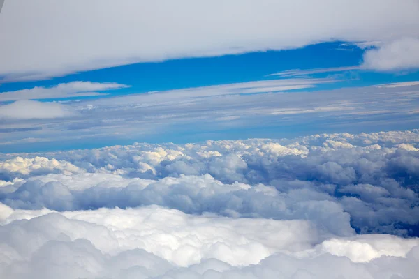 Luchtfoto van wolken en blauwe hemel tijdens het vliegen — Stockfoto