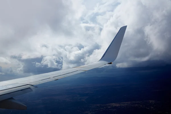 Flugzeugflügel im bewölkten, stürmischen Wolkenhimmel — Stockfoto