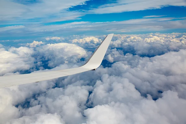 Aile d'avion dans un ciel nuageux et orageux — Photo