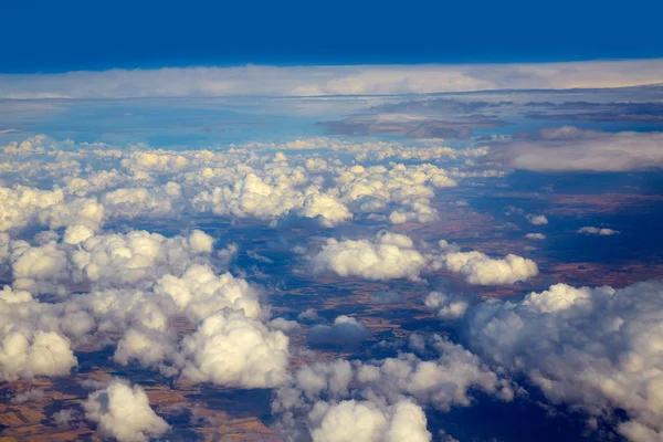 구름과 푸른 하늘 비행 동안의 항공 보기 — 스톡 사진