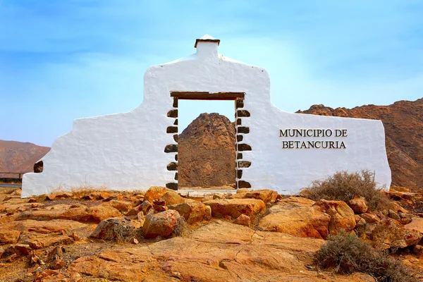 Betancuria välkomnar monument tecken Fuerteventura — Stockfoto