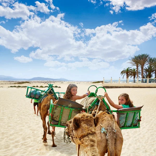 Meninas montando camelo em Ilhas Canárias — Fotografia de Stock
