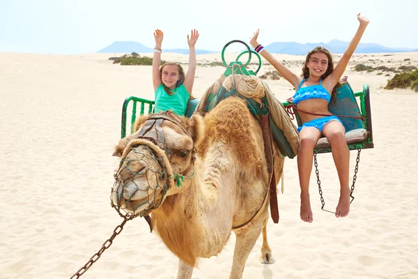 Ragazze a cavallo Cammello nelle Isole Canarie — Foto Stock