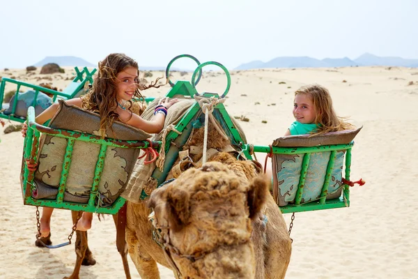 Meisjes rijden Camel in Canarische eilanden — Stockfoto