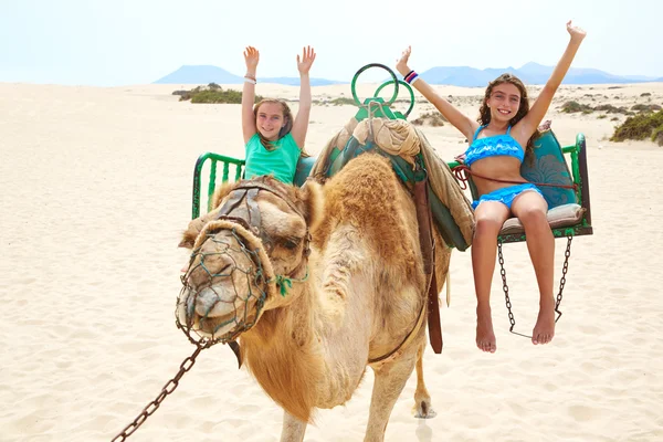Meisjes rijden Camel in Canarische eilanden Stockafbeelding