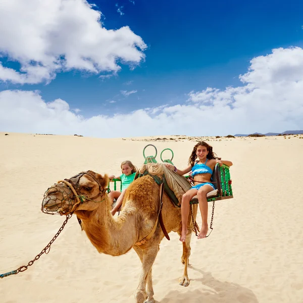 Meisjes rijden Camel in Canarische eilanden Stockfoto