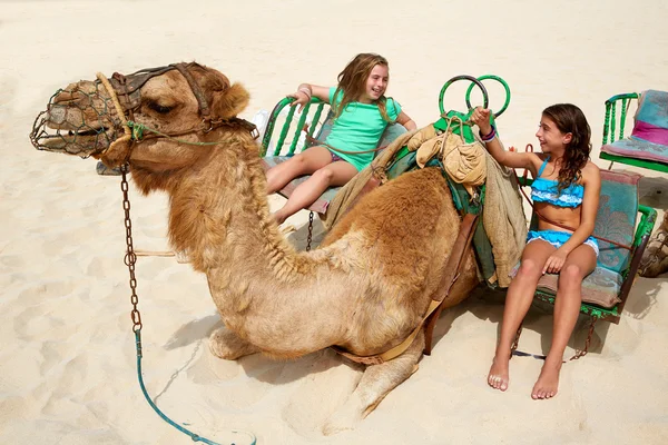 Meisjes rijden Camel in Canarische eilanden Stockfoto