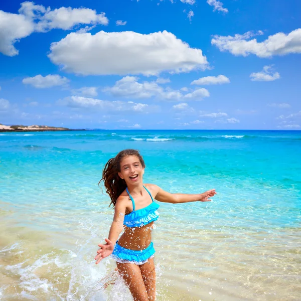女孩在沙滩上在加那利群岛富埃特文图拉 — 图库照片