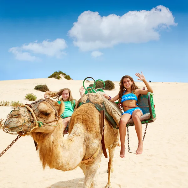Meisjes rijden Camel in Canarische eilanden Stockfoto