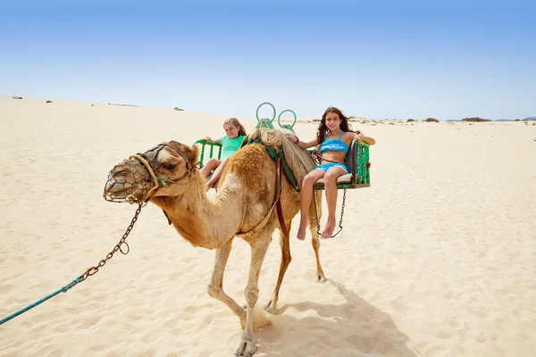 Ragazze a cavallo Cammello nelle Isole Canarie — Foto Stock