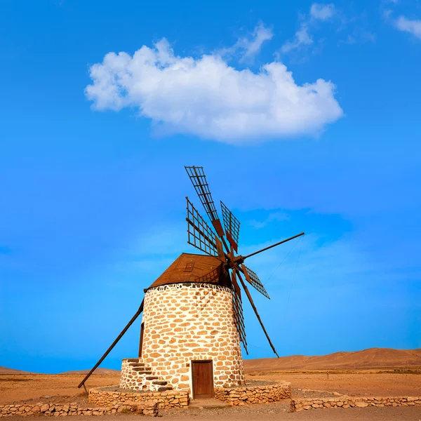 Moinho de vento Tefia Fuerteventura nas Ilhas Canárias — Fotografia de Stock
