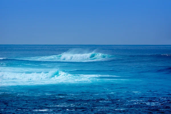 Jandia surfa stranden vågor i Fuerteventura — Stockfoto