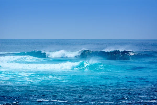 Jandia surfa stranden vågor i Fuerteventura — Stockfoto