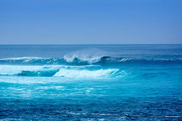 Jandia surfa stranden vågor i Fuerteventura — Stockfoto