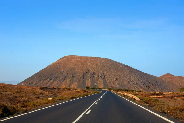 Tindaya carretera con montaña Fuerteventura — Foto de Stock