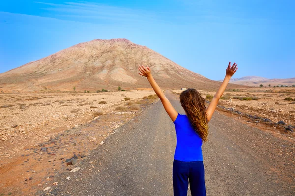 Chica Fuerteventura en la montaña Tindaya en Canarias —  Fotos de Stock