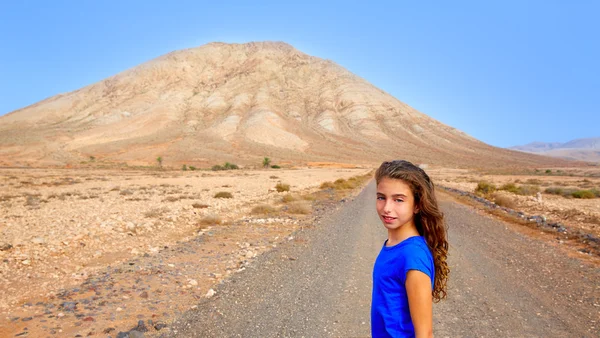 Fuerteventura menina na montanha Tindaya em Canary — Fotografia de Stock