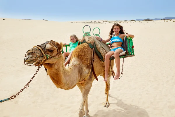 Κορίτσια ιππασία καμήλα σε Κανάριοι Νήσοι — Φωτογραφία Αρχείου