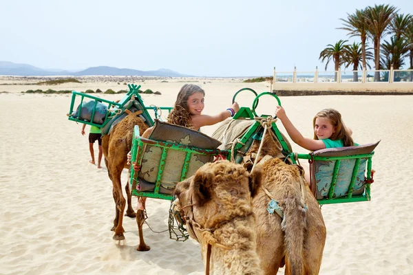 Chicas montando Camel en Islas Canarias — Foto de Stock