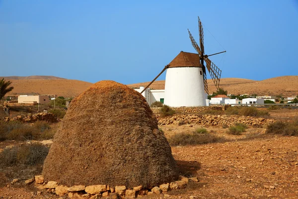 Fuerteventura väderkvarn i Llanos de la Concepcion — Stockfoto