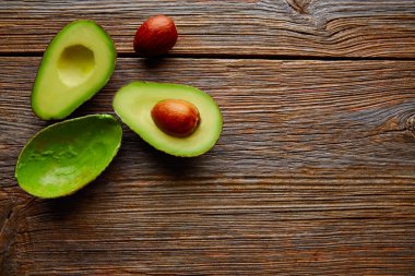 Avokado yaşlı ahşap masa tahtaya kesme