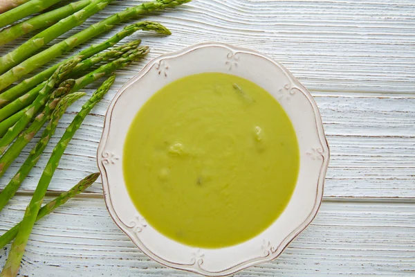 Asperge soep groene crème op witte houten tafel — Stockfoto