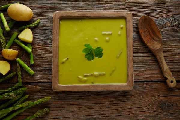 Asperge soep groene crème op leeftijd houten tafel — Stockfoto