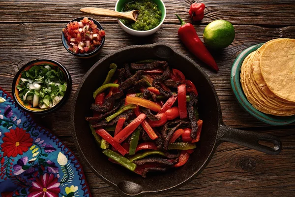 Marha fajitas egy serpenyőben mártások mexikói ételek — Stock Fotó