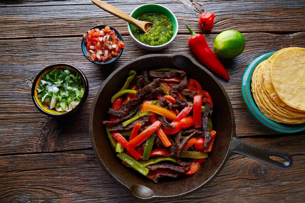 Rindfleisch Fajitas in einer Pfanne mit Soßen mexikanisches Essen — Stockfoto